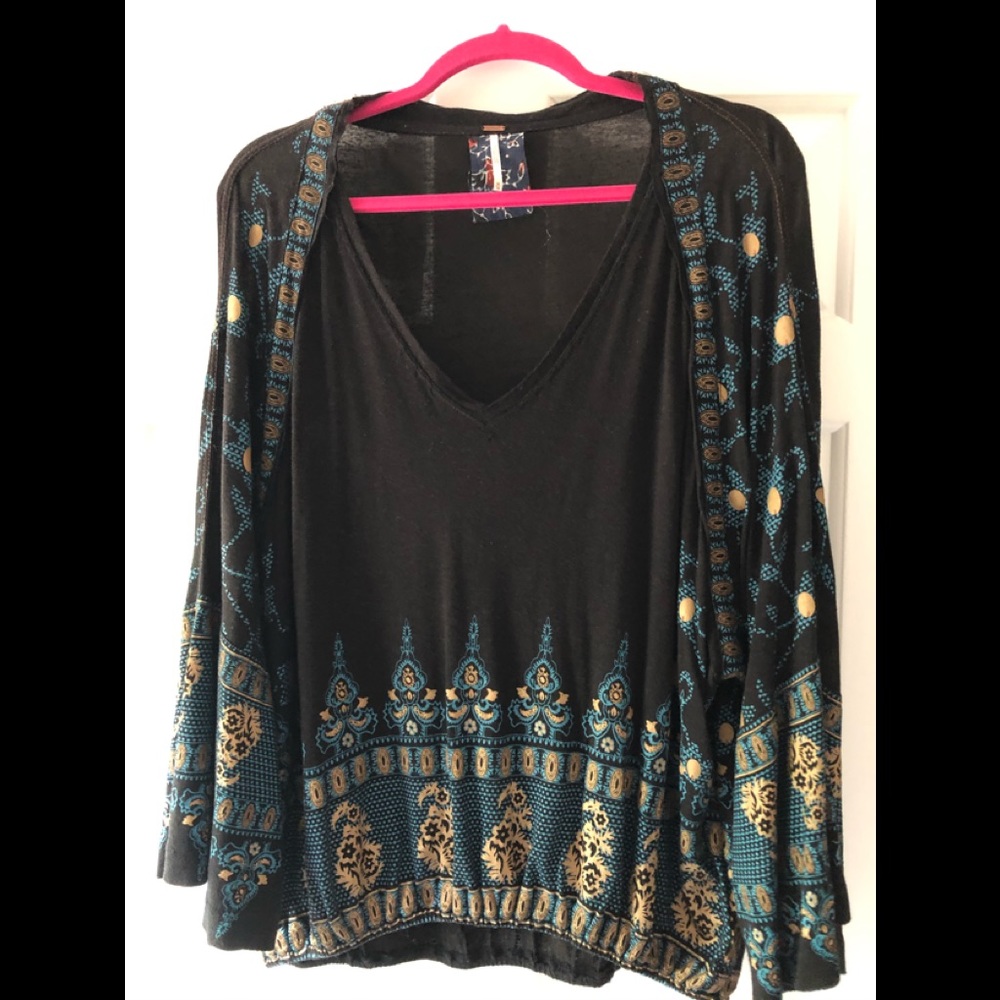 Free people. Elastic bottom, flared sleeves